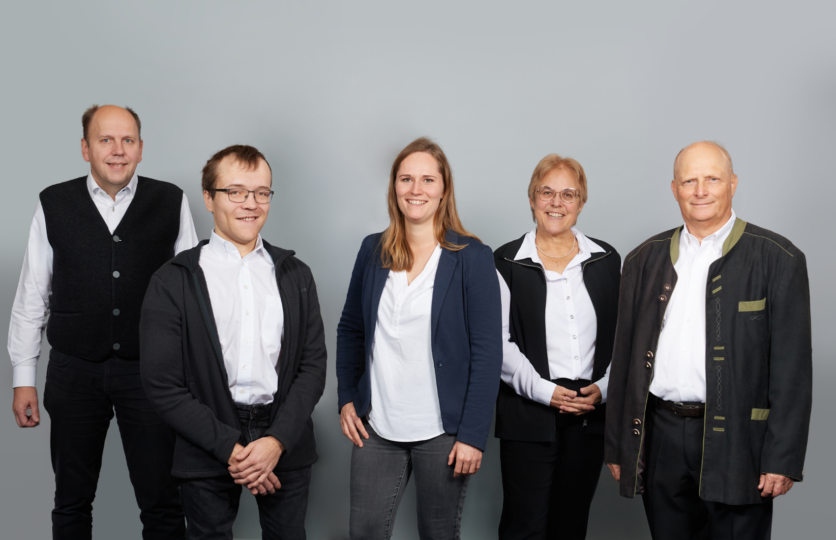 Gruppenbild der Geschäftsführung alle mit dunkler Business Kleidung und weißem Hemd.