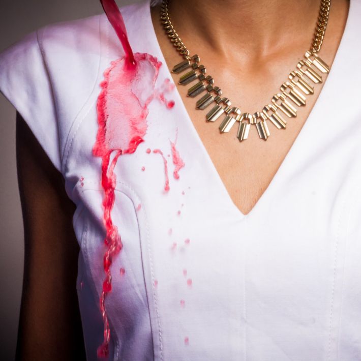 Weißes Kleid wird mit Rotwein 